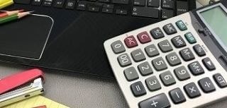 慰謝料の計算で使う電卓とパソコン