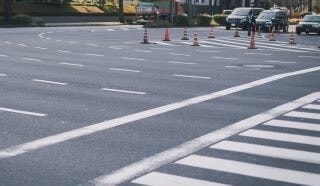 複数の車線を走る車と横断歩道