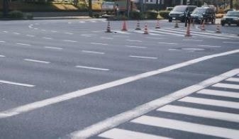 複数の車線を走る車と横断歩道